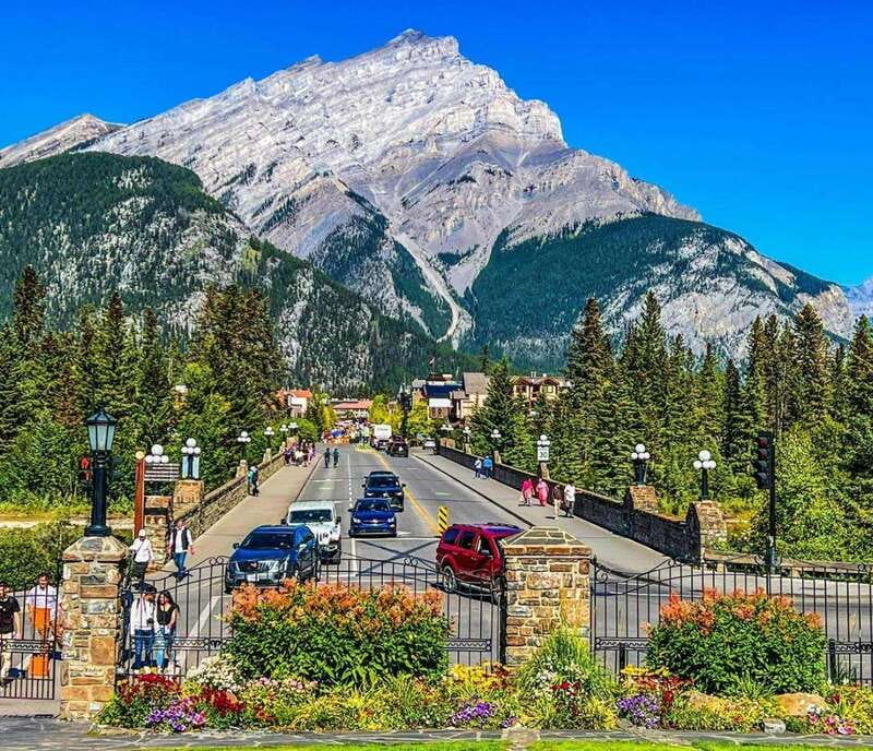 Banff: Gondola, Hot Spring and Three Lakes Tour - The guide factor: the part people remember most