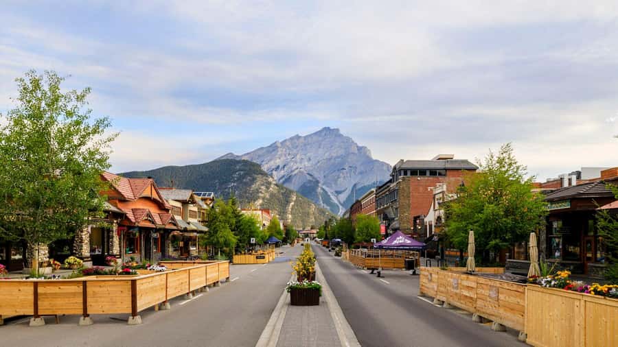 Banff: Moraine Lake, Lake Louise, Emerald Lake and Yoho Trip - Comfort, walking, and winter gear reality checks