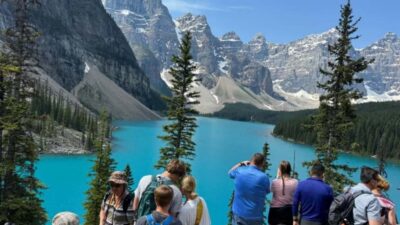 Banff. Moraine, Lake Louise ,Emerald & Johnston Canyon tour - Getting From Calgary, Canmore, or Banff Without Stress
