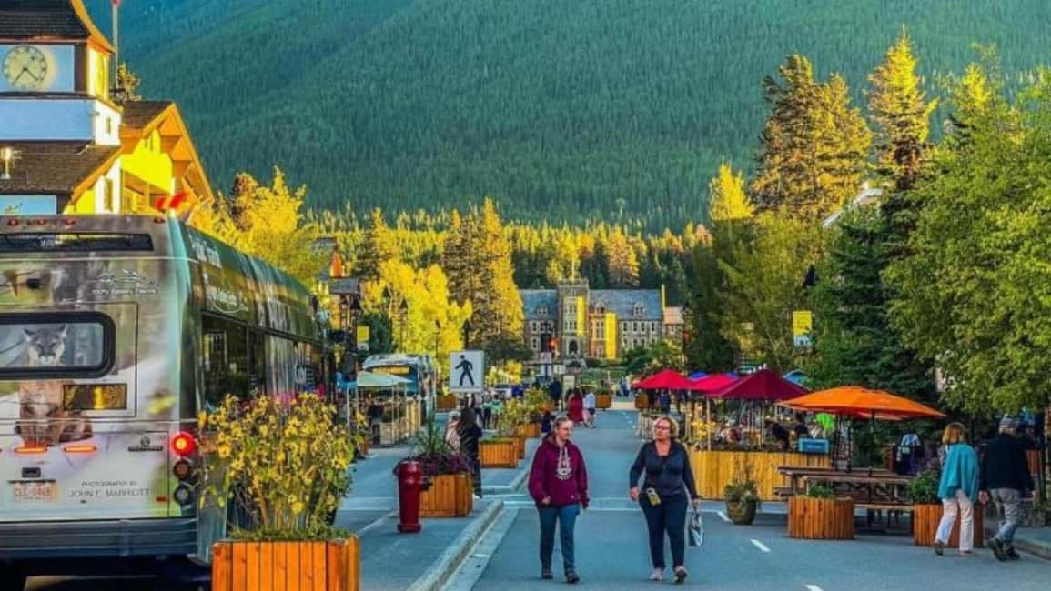 Banff. Moraine, Lake Louise ,Emerald & Johnston Canyon tour - Group Pace, Timing, and What to Pack