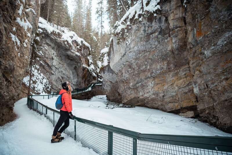 Banff: Morning or Afternoon Johnston Canyon Icewalk - The warm-up moment: hot chocolate and maple cookies on purpose