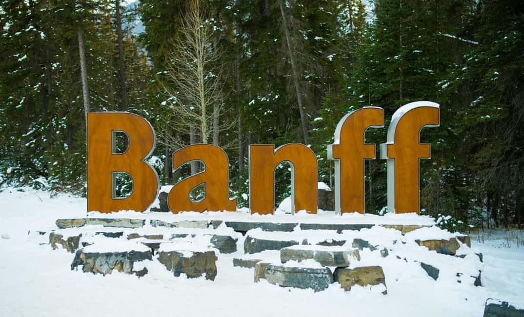 Banff:Lake Louise & Moraine Lake 1/2 Day Tour Canoe/Sightsee - Guides, English, and Photo Help at Each Stop