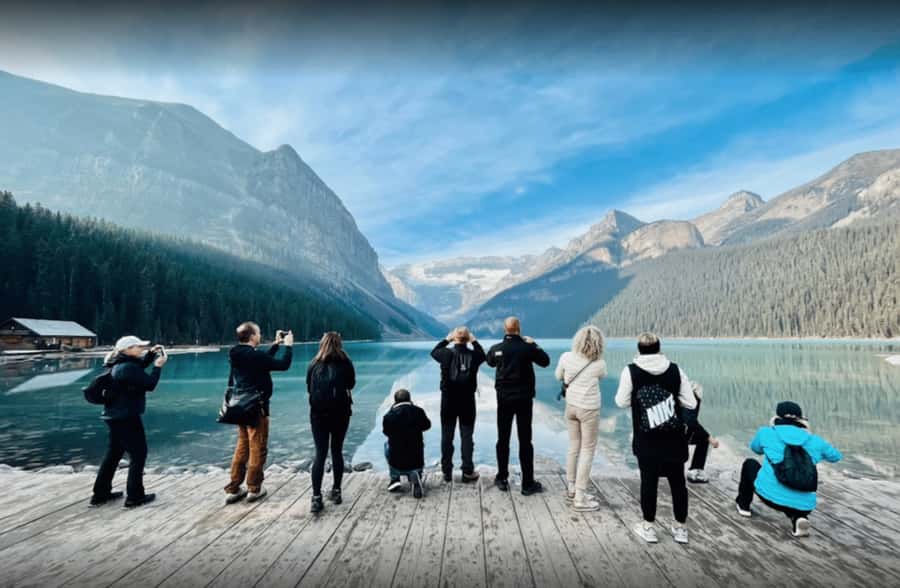 Calgary/Banff: Lake Louise, Moraine & Johnston Canyon Trip - Lake Louise: Your Turquoise-Water Time Slot