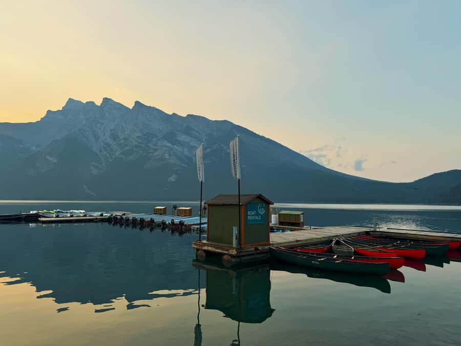 Calgary/Banff: Lake Louise, Moraine & Johnston Canyon Trip - Food Strategy: Snacks Are Non-Negotiable