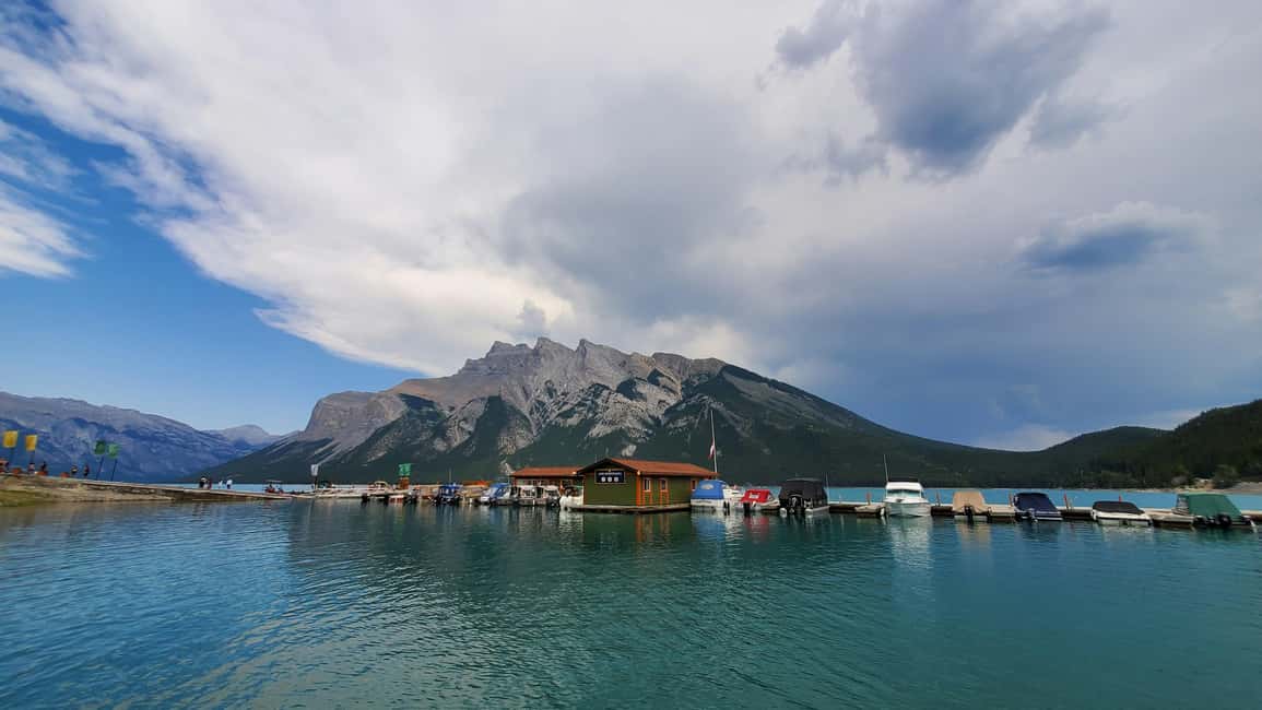 Calgary: Banff Top Lakes Tour with Banff Town Visit - Banff Town in 40 minutes: shopping, snacks, and mountain views