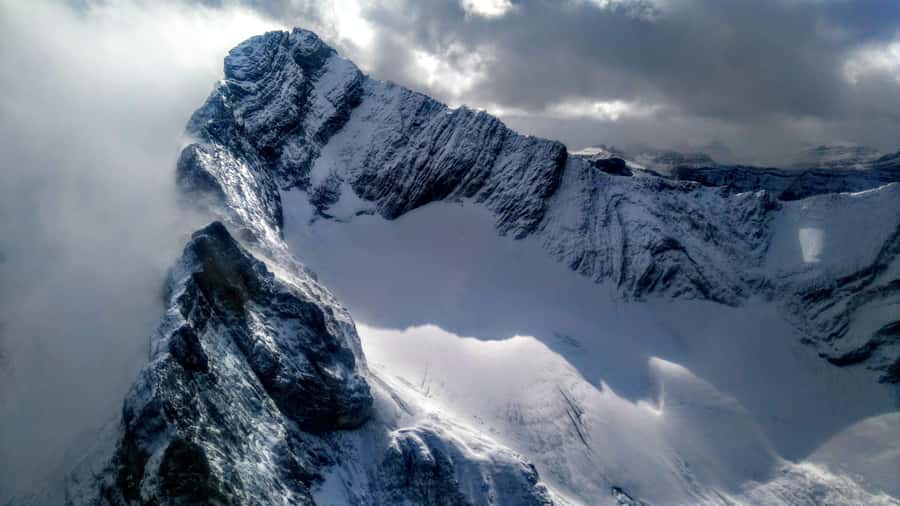 Canmore: 25-Minute Three Sisters Helicopter Tour - Meeting Alpine Helicopters in Canmore: your start in a log building
