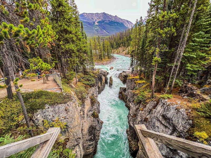 Emerald Lake, Moraine, Louise, Johnston Canyon & Banff Town - Banff town time: what you get depends on when you travel