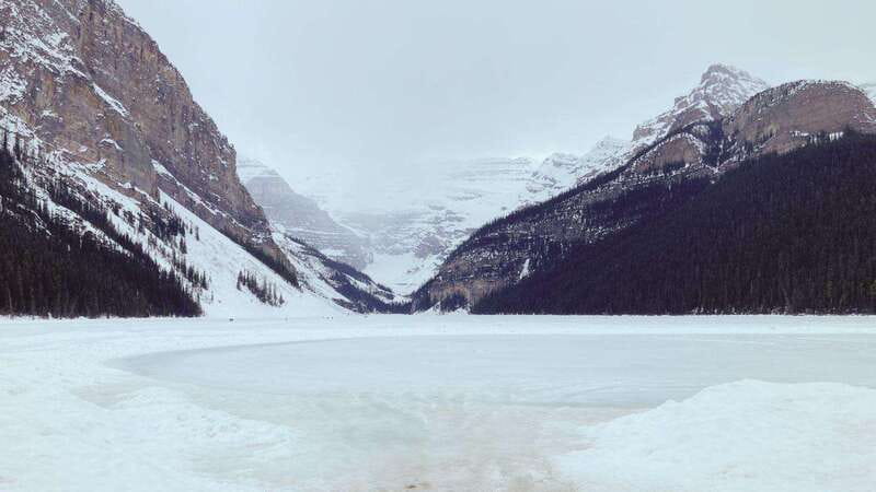 From Banff: Lake Louise and Moraine Lake Sightseeing Tour - Moraine Lake viewpoint: the Ten Peaks show, with seasonal limits