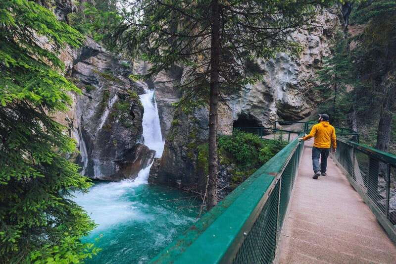 From Calgary: Banff, Moraine Lake and Lake Louise Tour - Lake Louise First: The Easiest Win for First-Timers