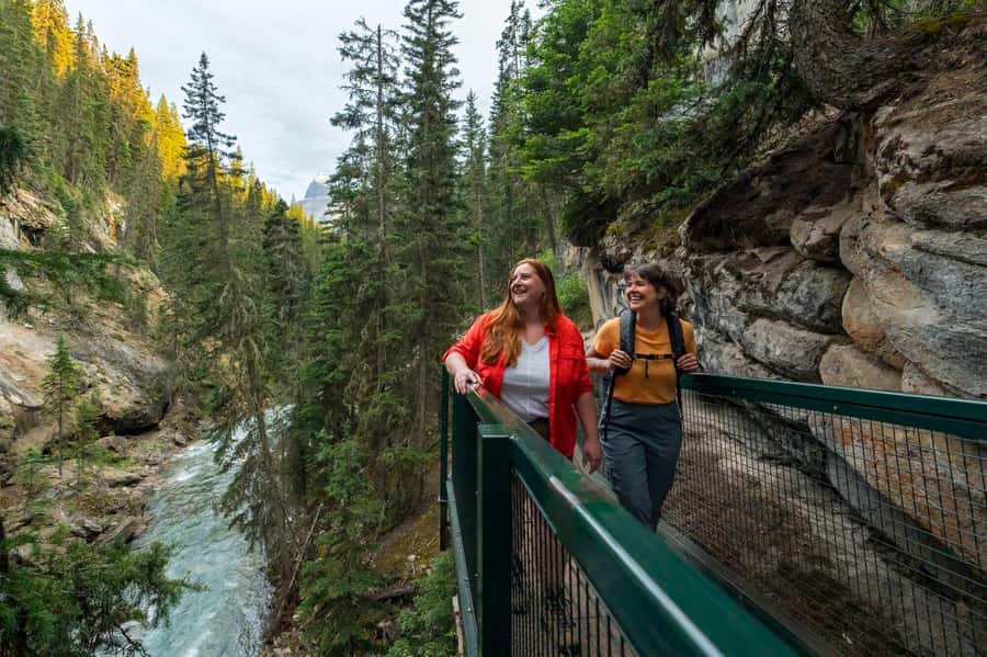 Lake Louise,Moraine Lake,Yoho NP,Johnston Canyon & BanffTour - A one-day Banff and Yoho loop from Calgary