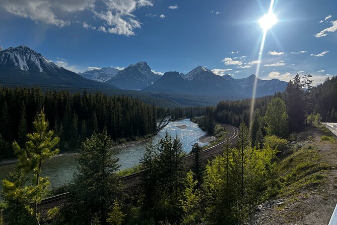 Moraine Lake and Lake Louise Private Premium Day Tour - Morant’s Curve: the quick scenic break that refreshes the day